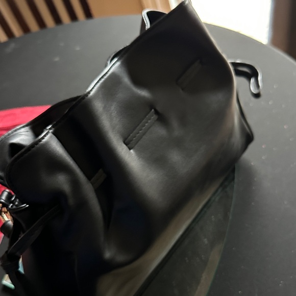 Badgley Mischka Vegan Leather Slouchy Bucket Crossbody Shoulder Bag NWT $149 - Picture 6 of 10